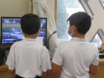 雨の日の過ごし方について放送する運動委員会の子どもたち