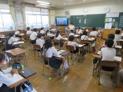 あたりとはずれに分けられた数字についてどんな法則があるかを考える５年１組の子どもたち