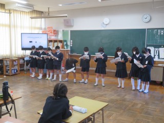 学習発表会に向けて練習をする３年２組の子どもたち