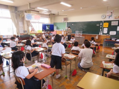 秋の植物や生き物を話し合う１年１組の子ども