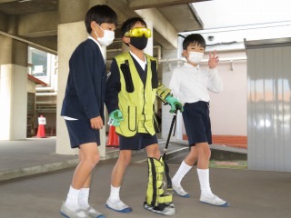 「生き物ランド」で，生き物になりきって表現する１年１組の子どもたち