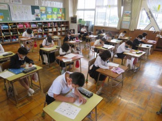 硬筆の課題に取り組む２年１組の子どもたち