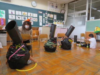 お昼の放送の新規格「神亀っ子タイム」で音楽の様子を紹介する４年生児童