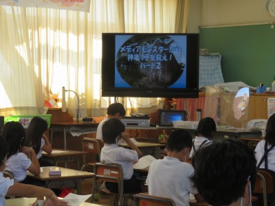 学校保健委員会でデジタル紙芝居を見る子どもたち