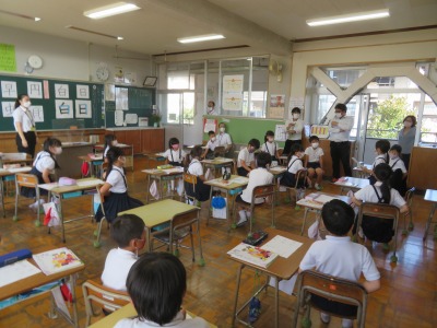 書写の学習をする２年２組の子どもたち