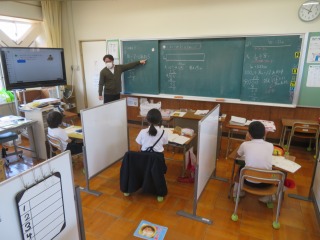 あまりの扱いをどうするかを考えるなかよし３組の子どもたち