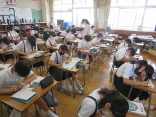 整数と小数と分数の混じった計算をする６年１組の子どもたち