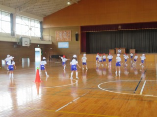 スポーツおにごをする３年１組の子どもたち