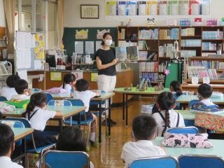 読み聞かせを聞く２年１組の子どもたち