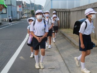 朝登校時にあいさつをする子どもたち