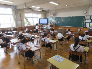 ７８０は，どんな数なのかを考えて発表する２年１組の子どもたち