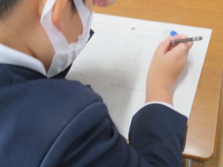 学力テストの問題に取り組む５年２組の子ども