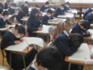 学力テストの練習問題に取り組む６年生