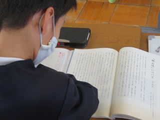 「柿山伏」を読むなかよし３組の子ども