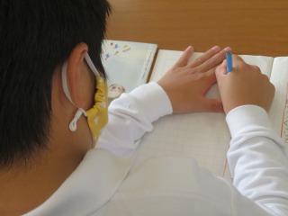 新出漢字の練習をするなかよし４組の子ども