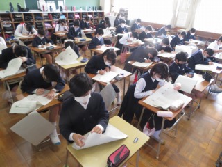 学力テストの練習問題に取り組む６年１組の子どもたち