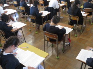 学力テストをする５年生