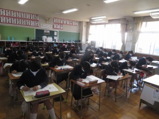 学力テストをする６年生