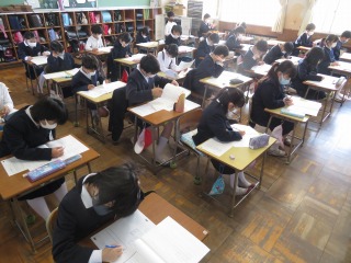 学力テストに取り組む４年生