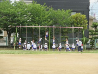 遊具遊びをする２年２組の子どもたち