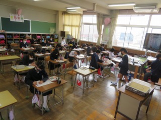 ３年２組で自己紹介カードをかく子どもたちの様子