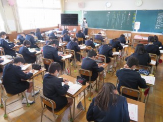 詩の学習をしている６年１組の子どもたち