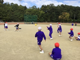 中山運動公園で遊ぶ３年生