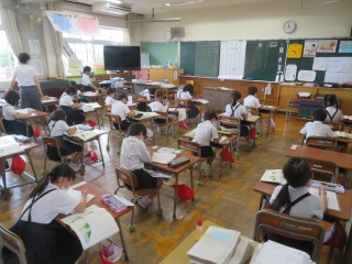 「は」「を」をつかって文を考える１年１組の子どもたち