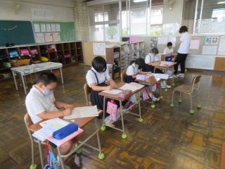 漢字の学習に取り組むなかよし２組の子どもたち