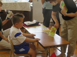 自分の顔を書く３年１組の子どもたち