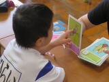 ひらがなの学習をするなかよし１組の子ども