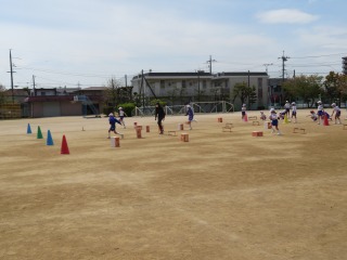 障害物リレーをする４年１組の子どもたち