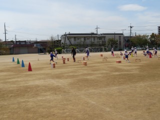 障害物リレーをする４年１組の子どもたち