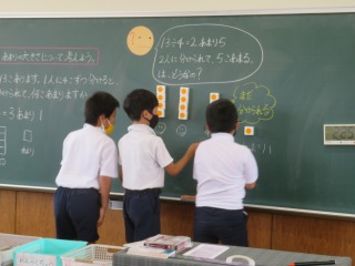 「１３÷４＝２あまり５」は正解か不正解かを話し合うなかよし４組の子どもたち