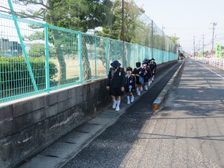 新しい登校班で登校する子どもたち