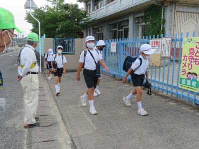 ていねいに朝のあいさつして登校してくる子どもたち