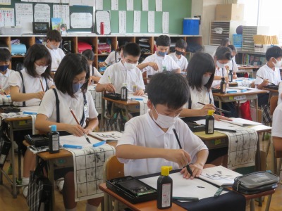 「左」「中」「右」の部分に気をつけて「湖」を書く６年２組の子どもたち