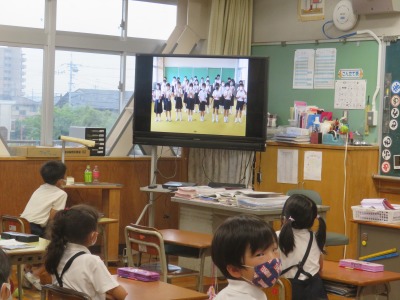 「幸せなら手をたたこう」を手拍子で演奏する４年２組の子どもたち