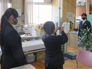 校内のお気に入りの場所を撮影する６年１組の子どもたち