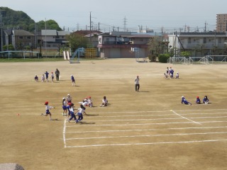 リレーの練習をする３年２組の子どもたち