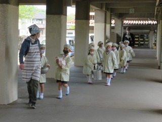 給食を運ぶ１年１組の子どもたち