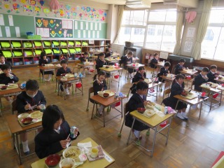 給食を食べる１年２組の子どもたち