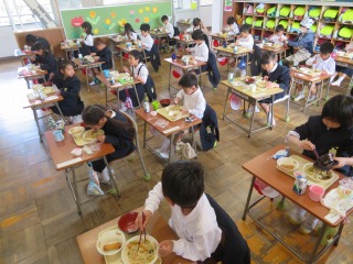 初めての給食を食べる１年１組の子どもたち