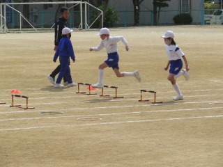 しょうがいそうの練習をする４年２組の子どもたち