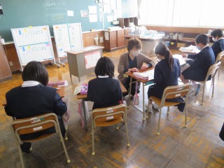 算数の学習を刷るなかよし２組の子どもたち