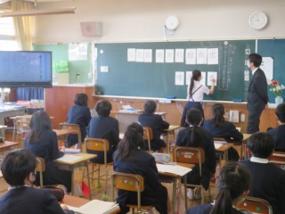 漢字の学習をする６年２組の子どもたち