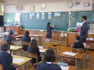 漢字の学習をする４年２組の子どもたち