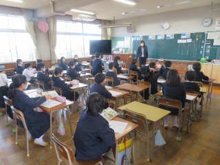 漢字の組み立ての学習をする４年１組の子どもたち