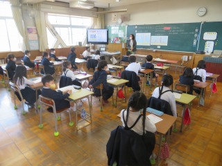 算数の学習をする２年１組の子どもたち