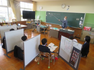 算数の学習をするなかよし４組の子どもたち